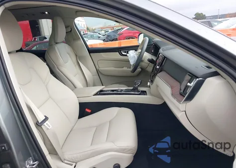 2021 Volvo Xc60 T5 Momentum z USA, uszkodzony, nr VIN YV4102RK3M1810644